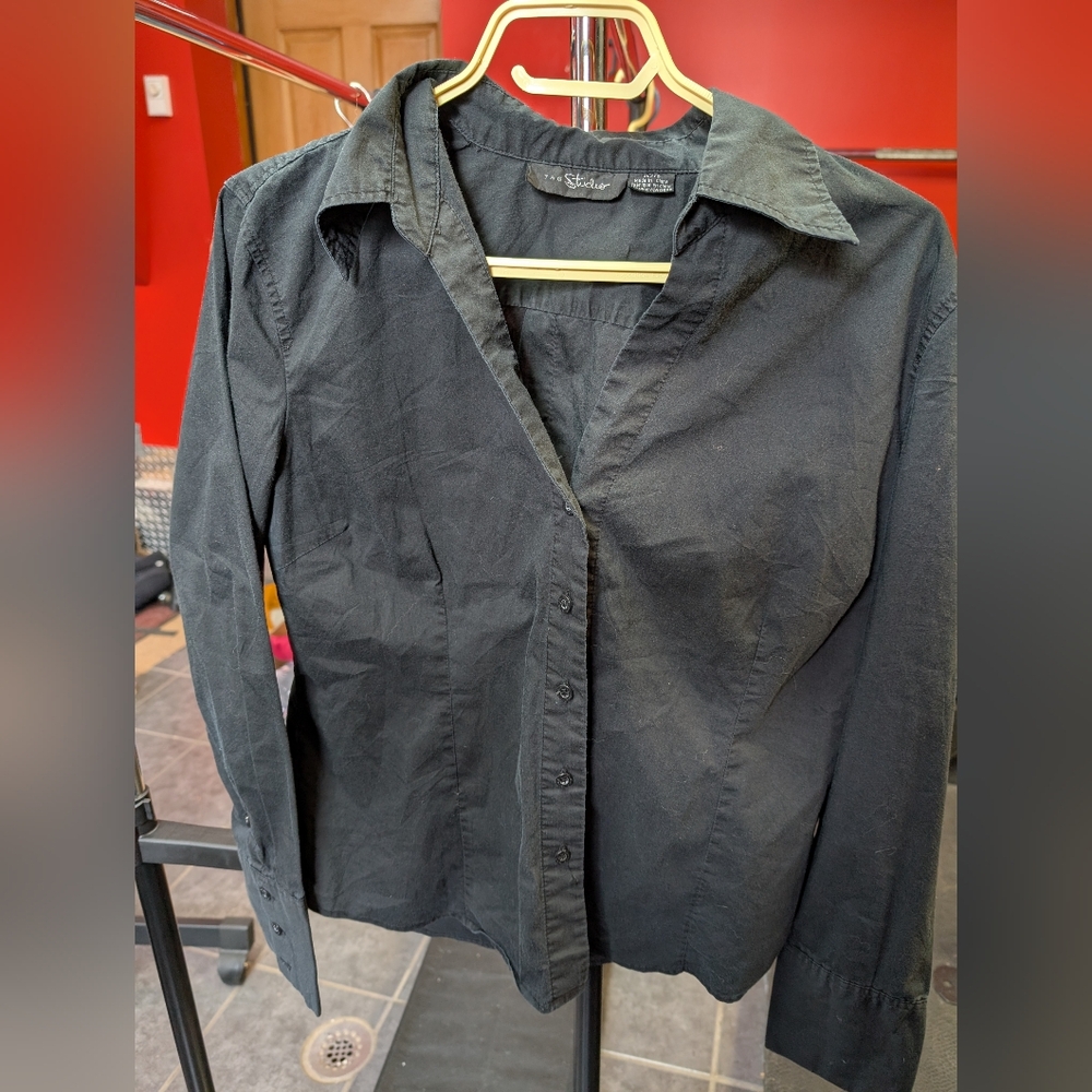 2/22 Black Button-Up Collared Shirt - Classic Work Blouse